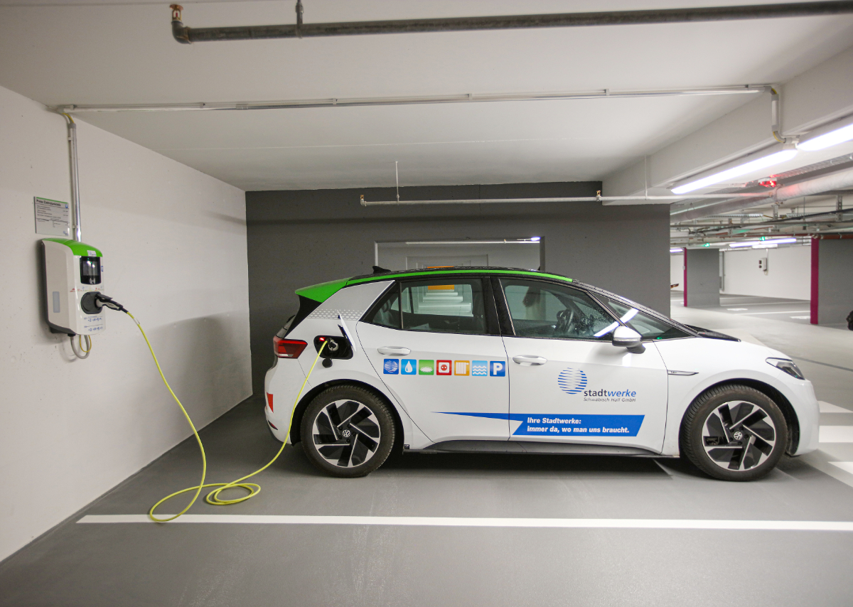 Electric car charging in the newly renovated Langer Graben parking garage.